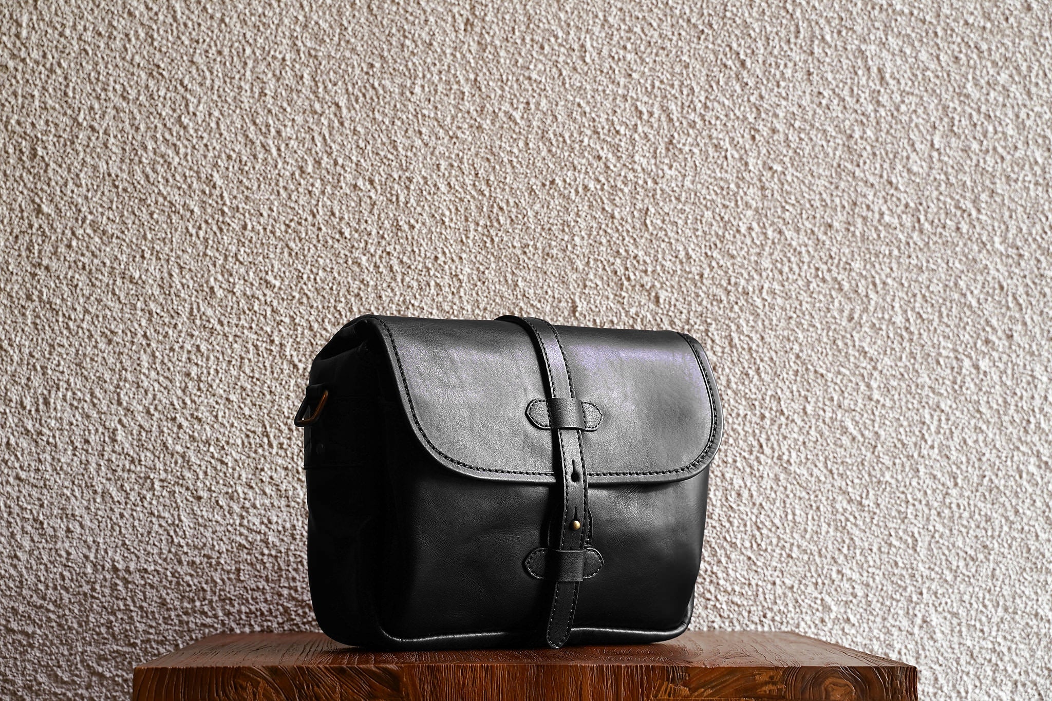 Our bags are made from as few leather pieces as possible. Fewer seams makes for a stronger bag.