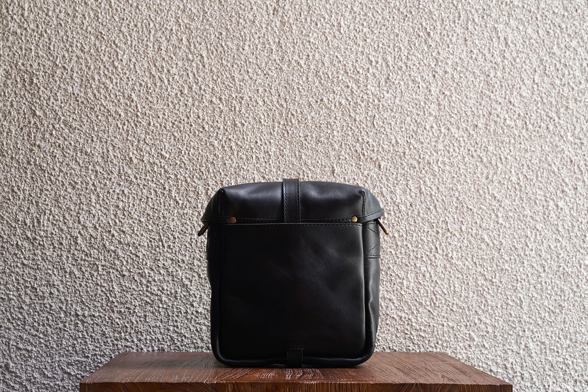F.C. 7 Leather Messenger | Field | | Black Bag Cravar Bag